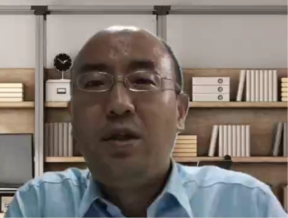 男人戴着眼镜

描述已自动生成