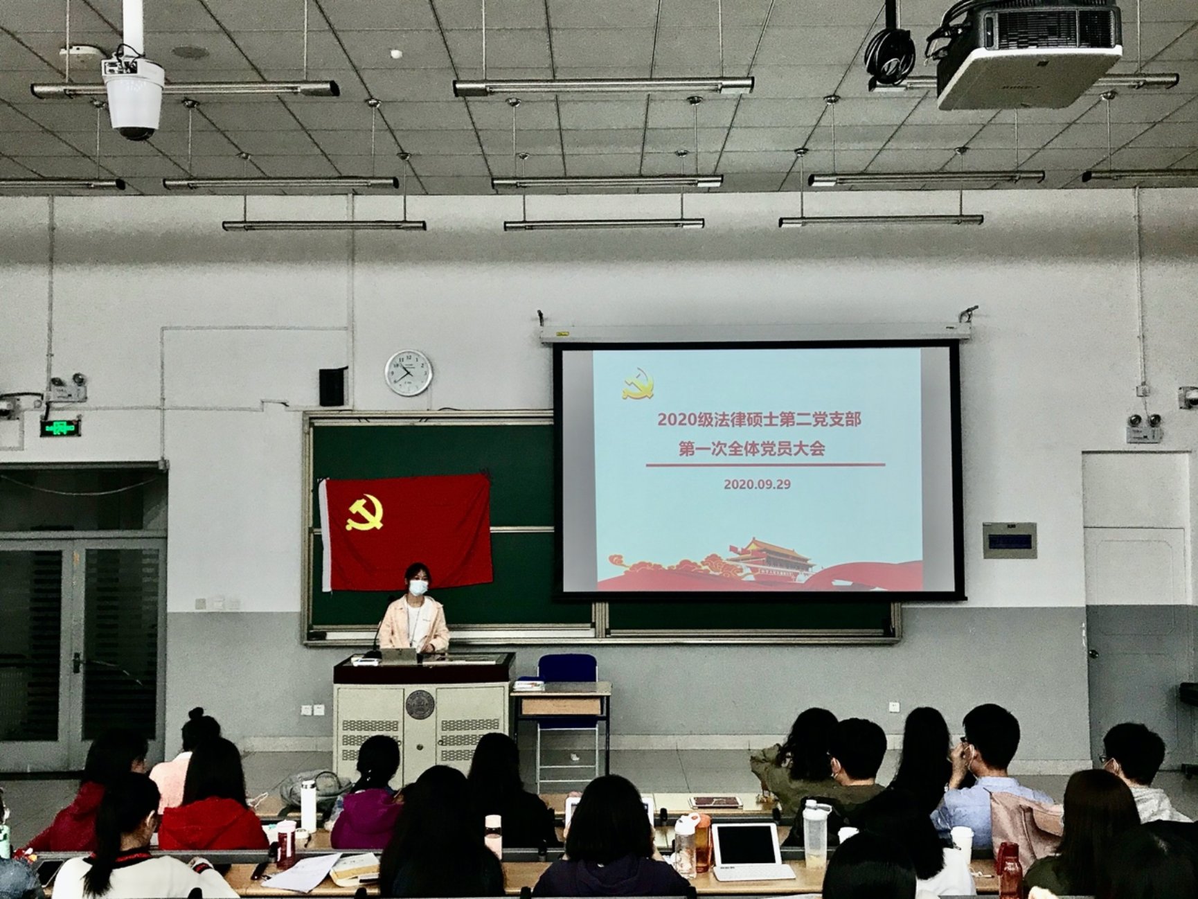 一群人在台上演讲

描述已自动生成