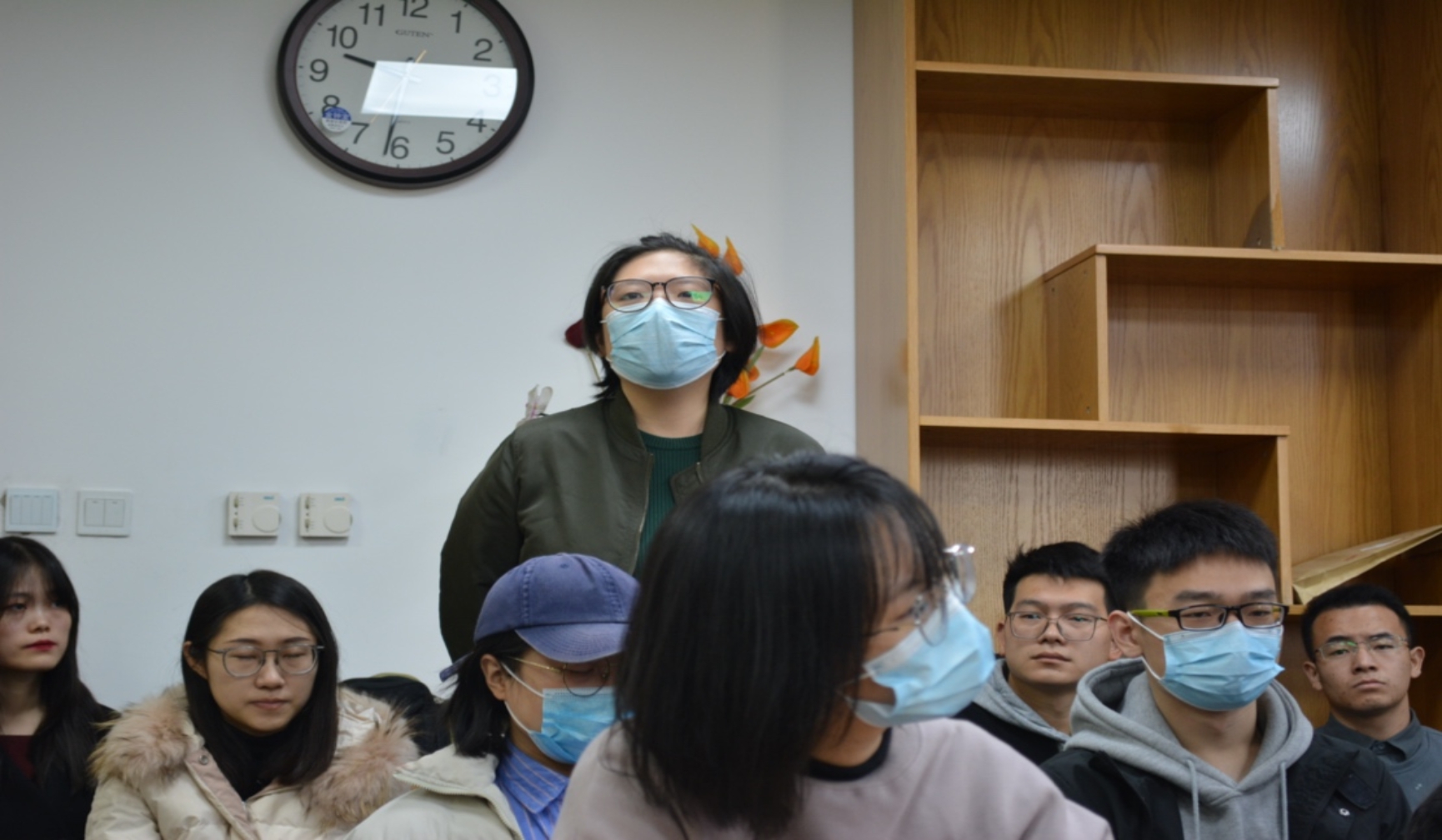 一群人站在一起

描述已自动生成