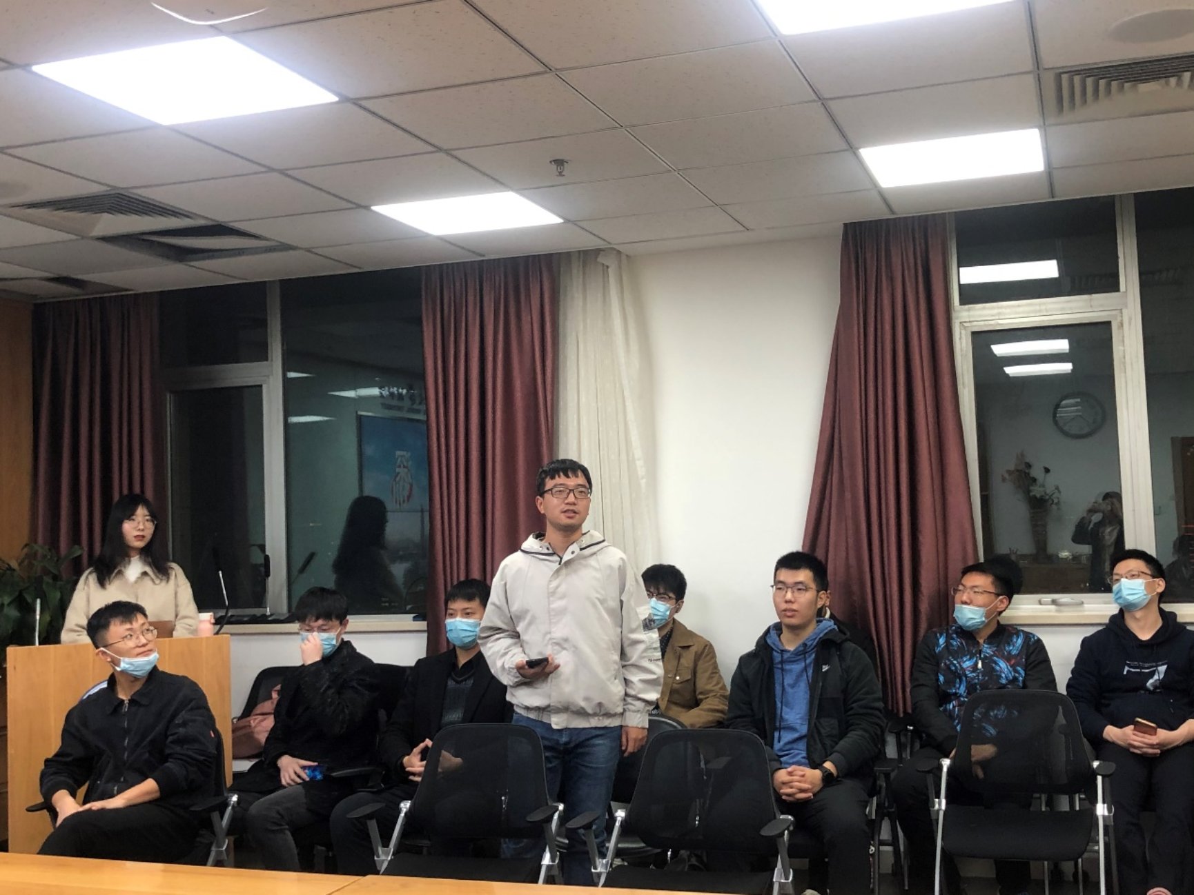 一群人在房间里

描述已自动生成