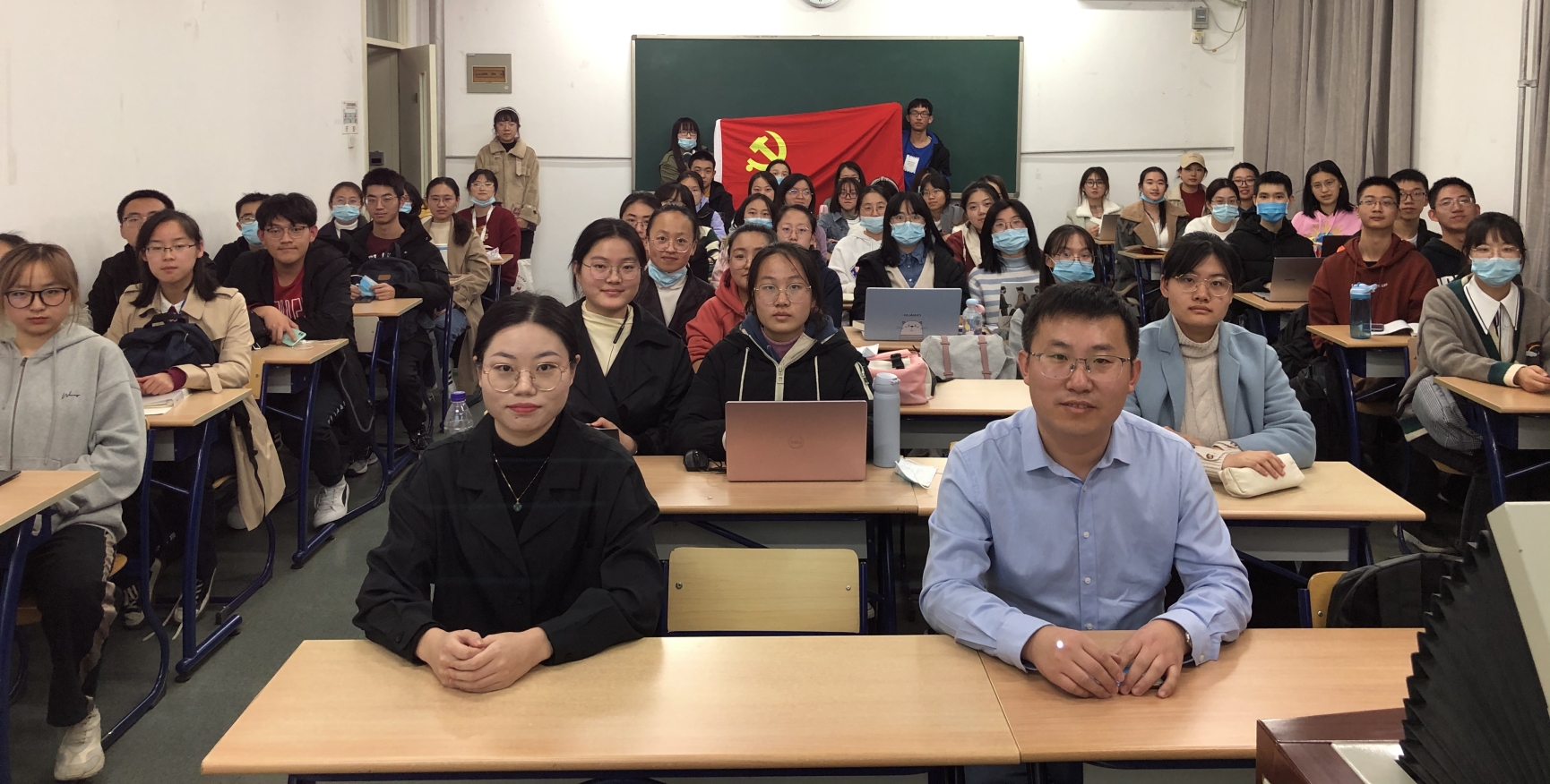 会议室里的人们

描述已自动生成