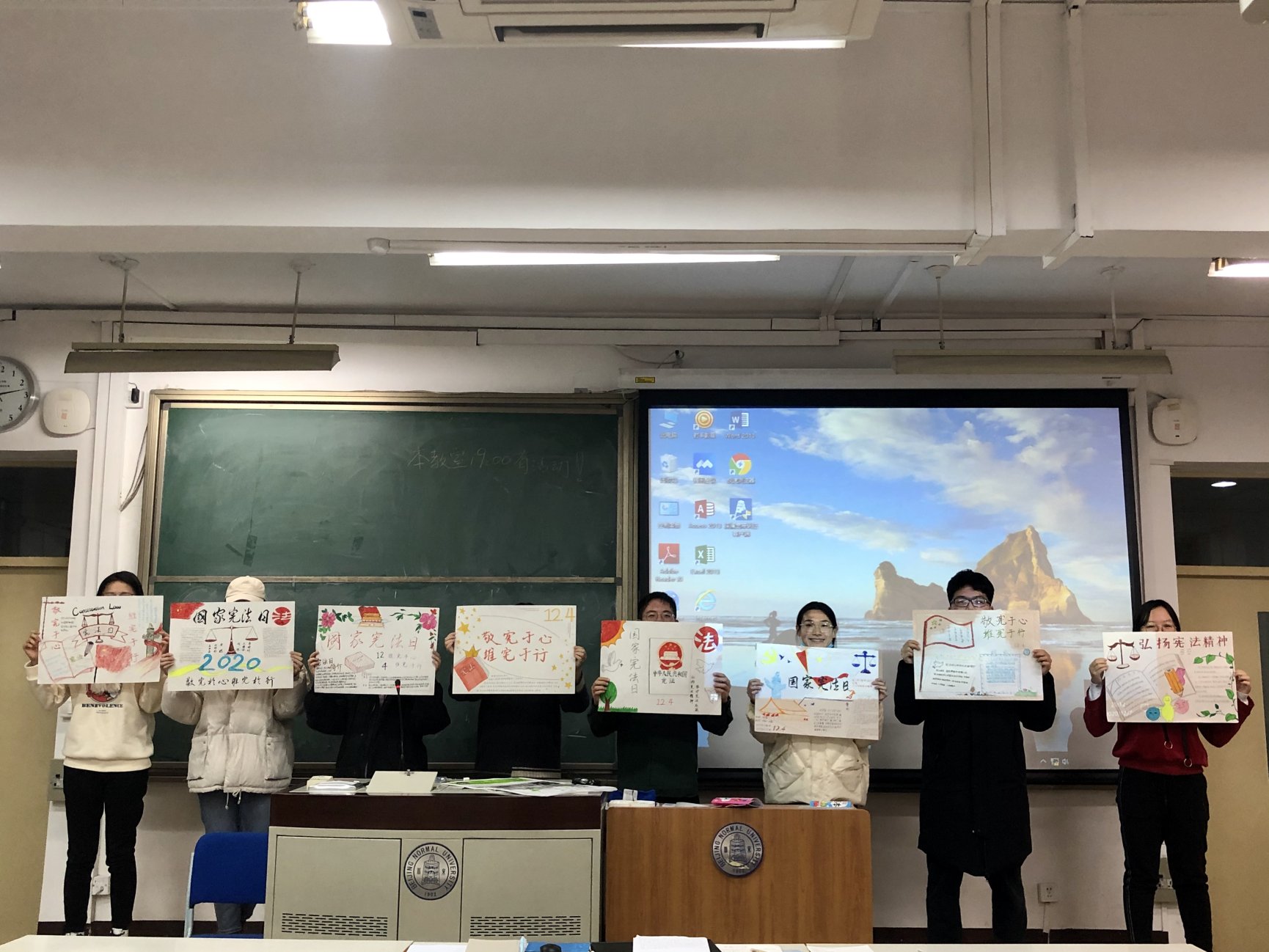 图片包含 室内, 天花板, 桌子, 男人

描述已自动生成