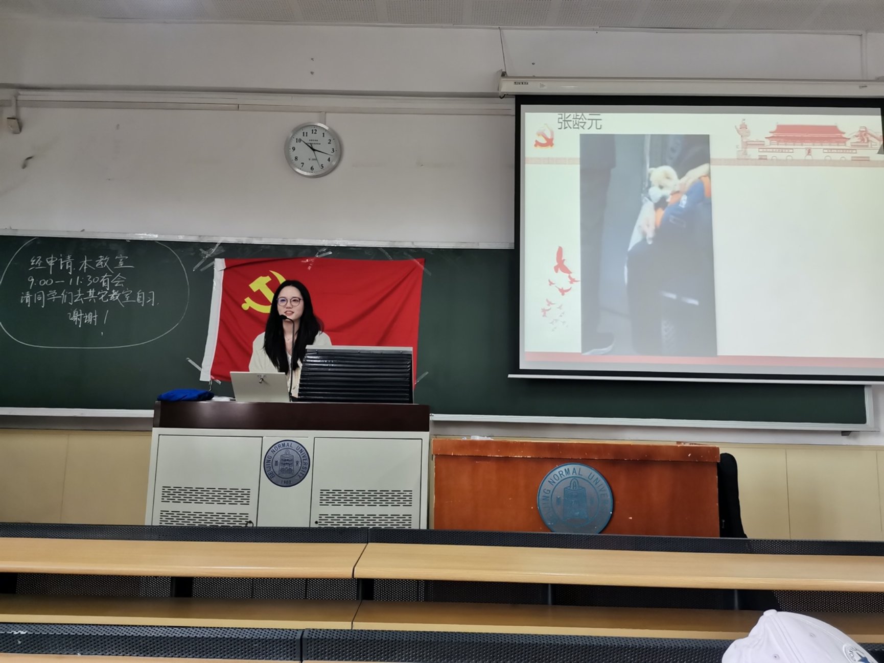 桌子上放着微波炉

低可信度描述已自动生成