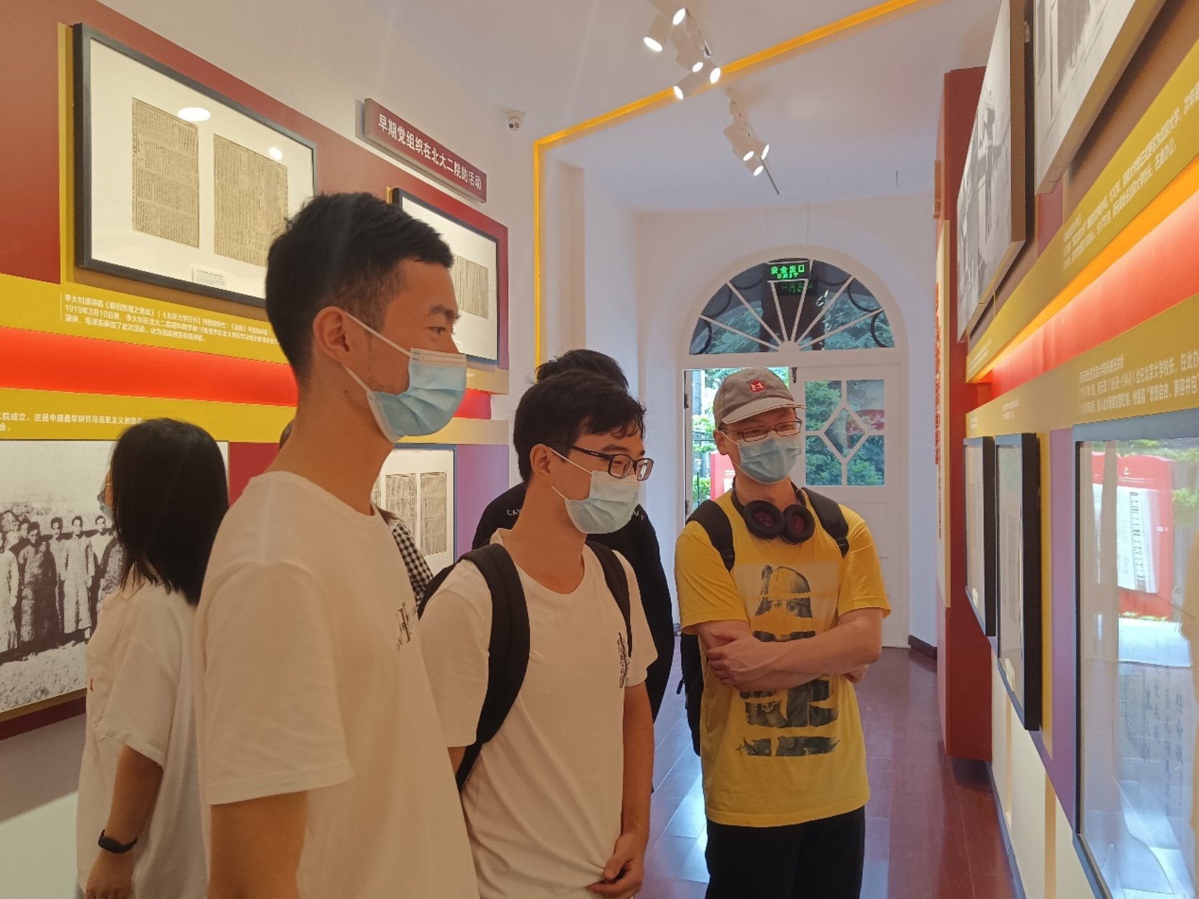 人站在墙边

低可信度描述已自动生成