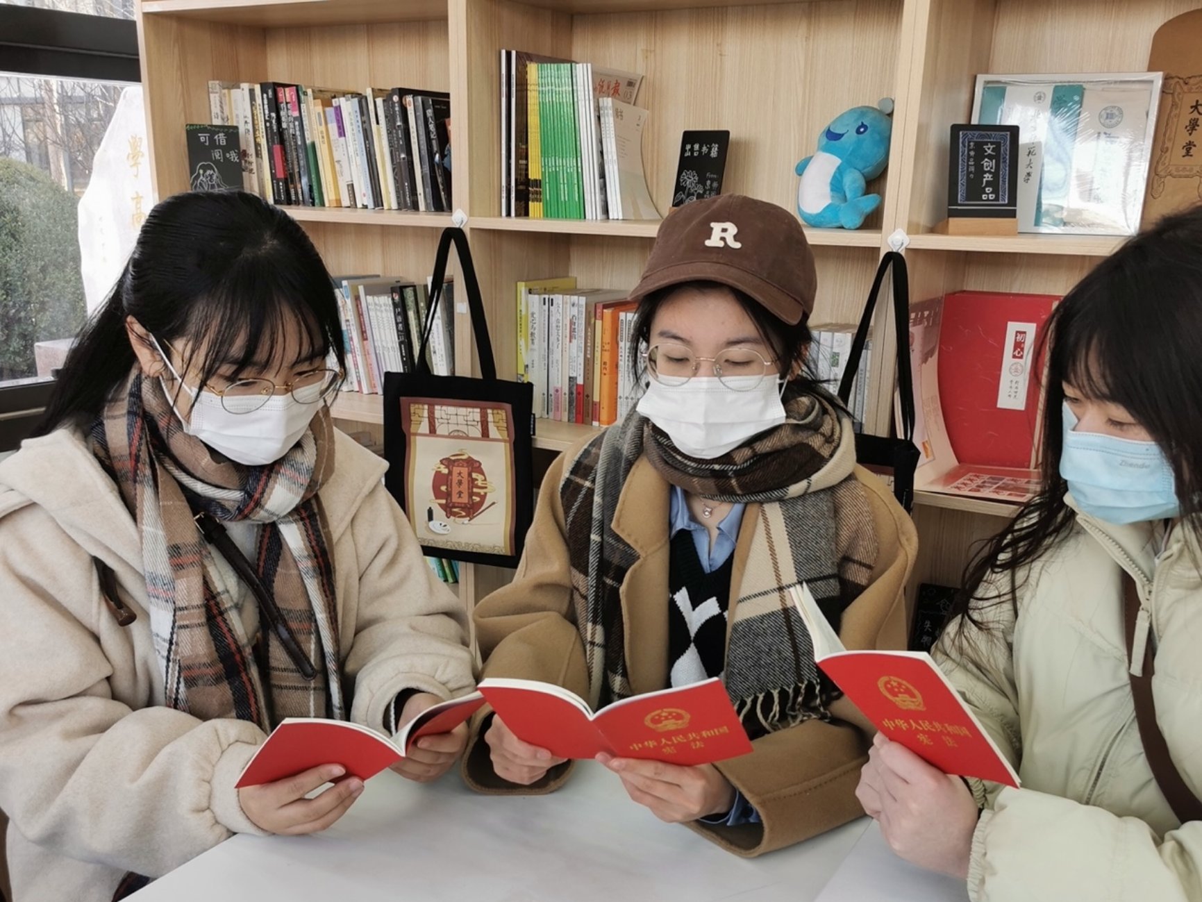 图片包含 室内, 桌子, 人, 架子

描述已自动生成