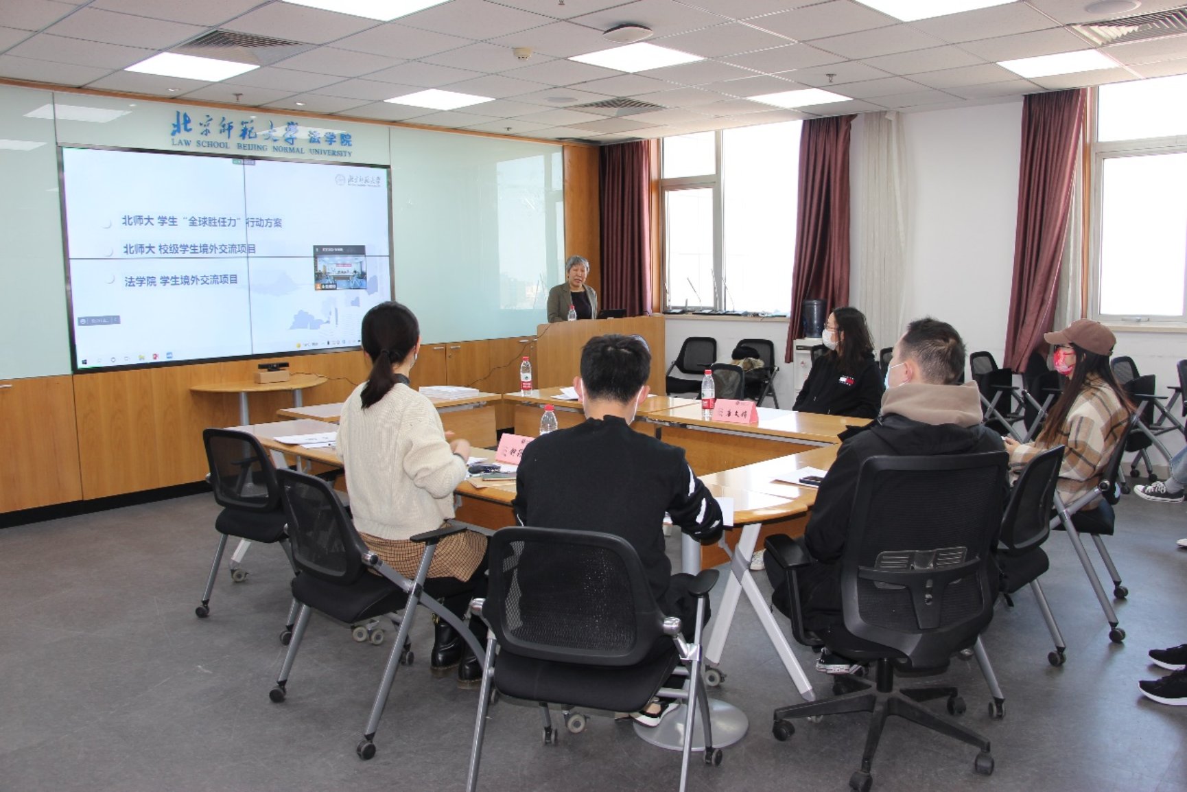 人们在房间里

中度可信度描述已自动生成