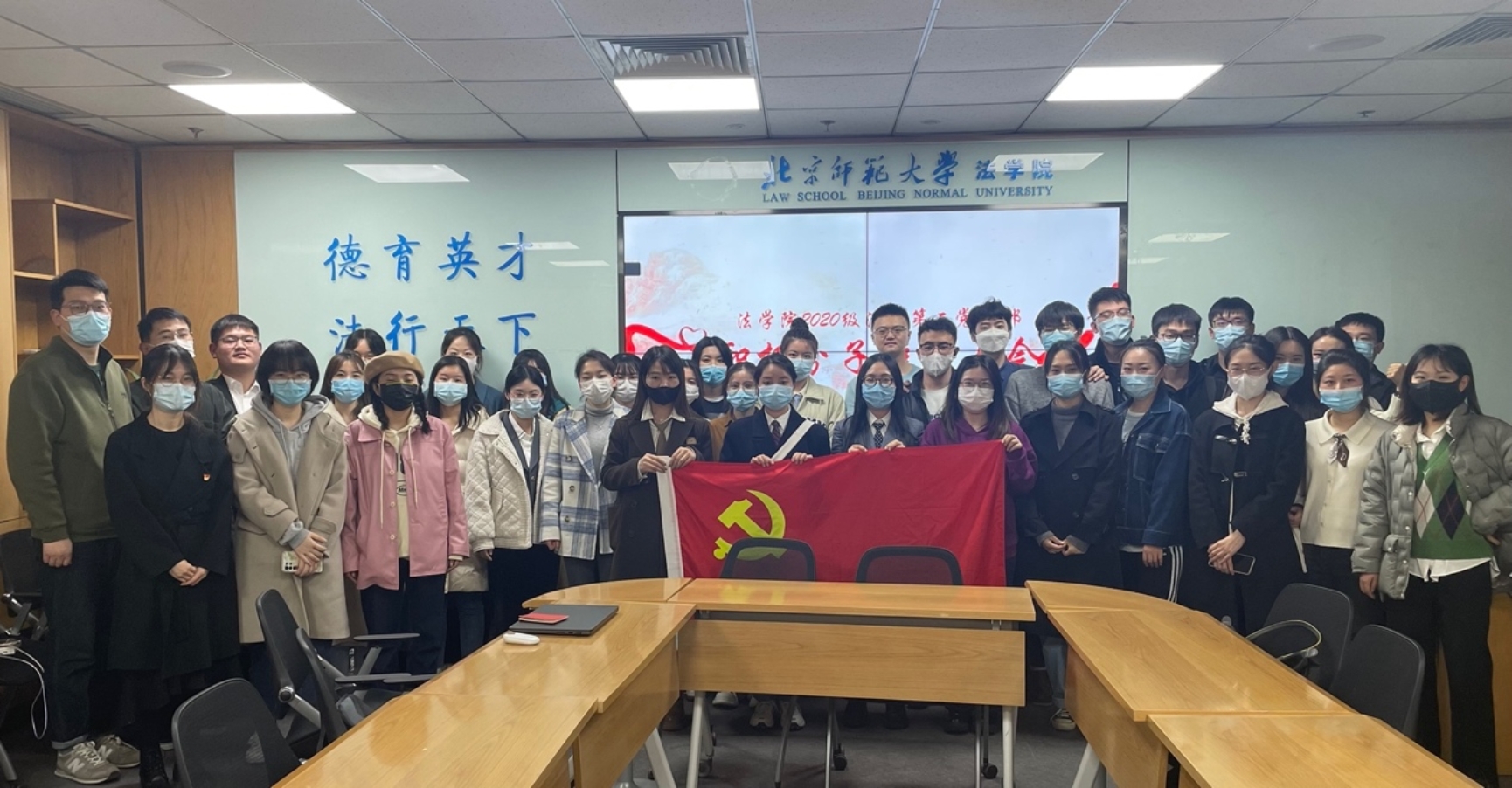 会议室里的人们

描述已自动生成