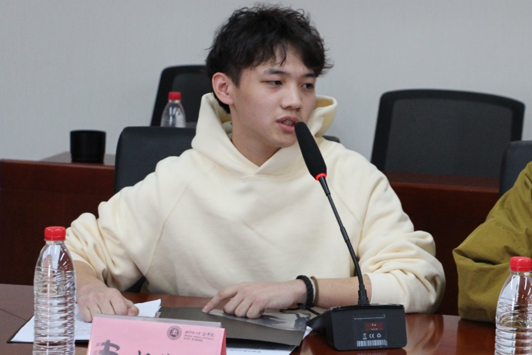 桌子前坐着的人

中度可信度描述已自动生成