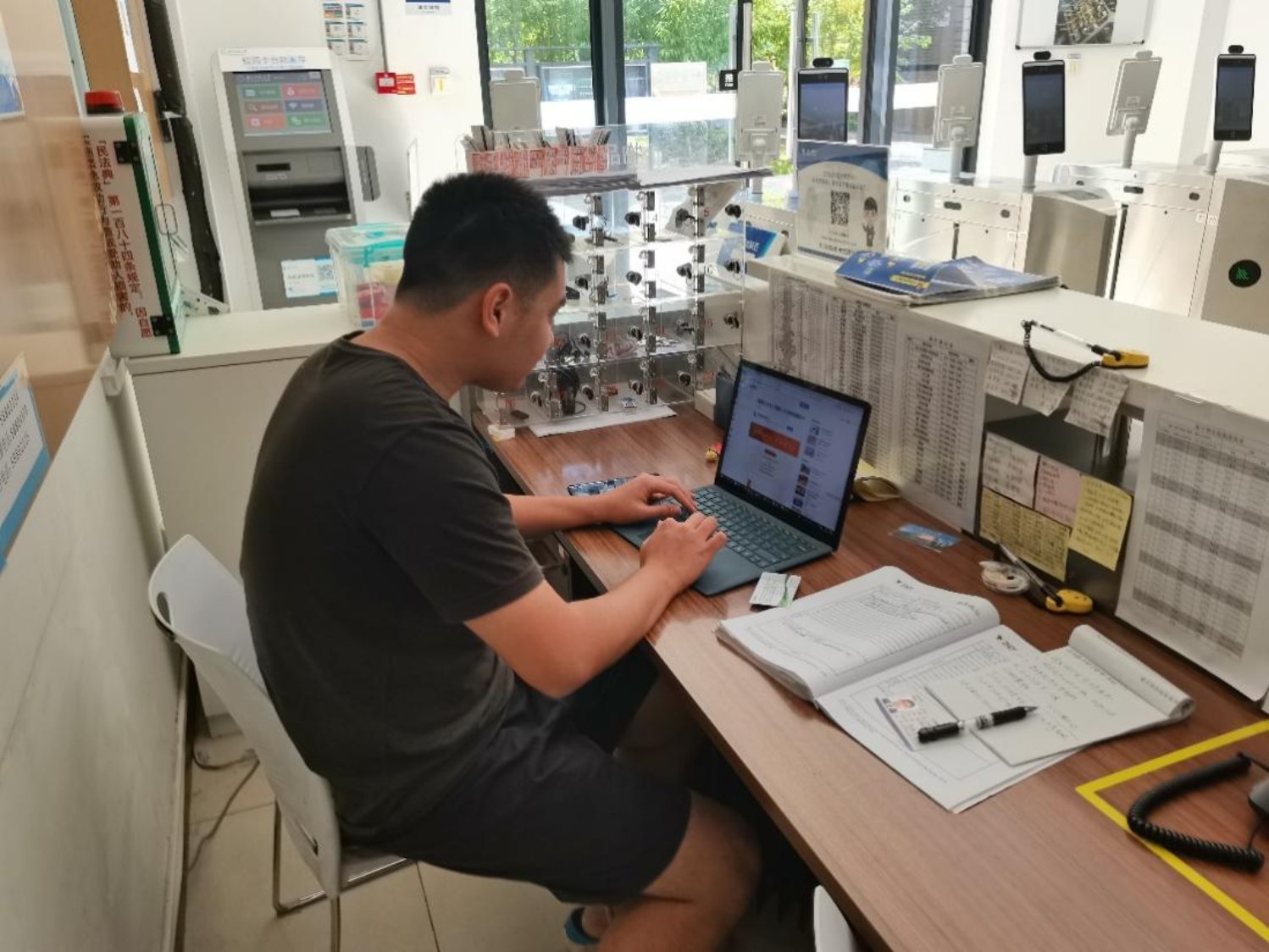 人在玩电脑

描述已自动生成